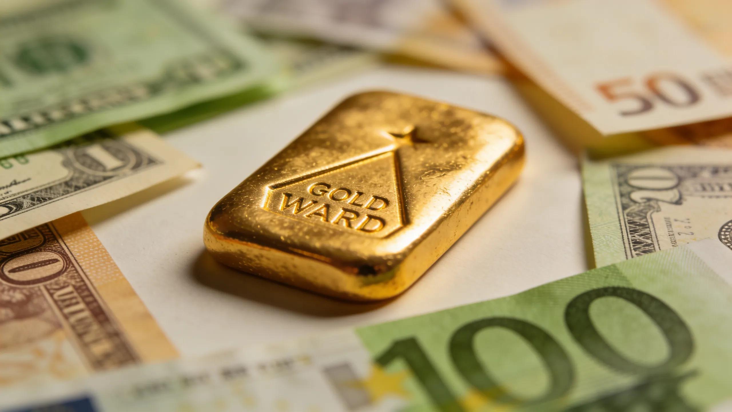 Gold jewellery with hallmark and cash notes illustrating the valuation process